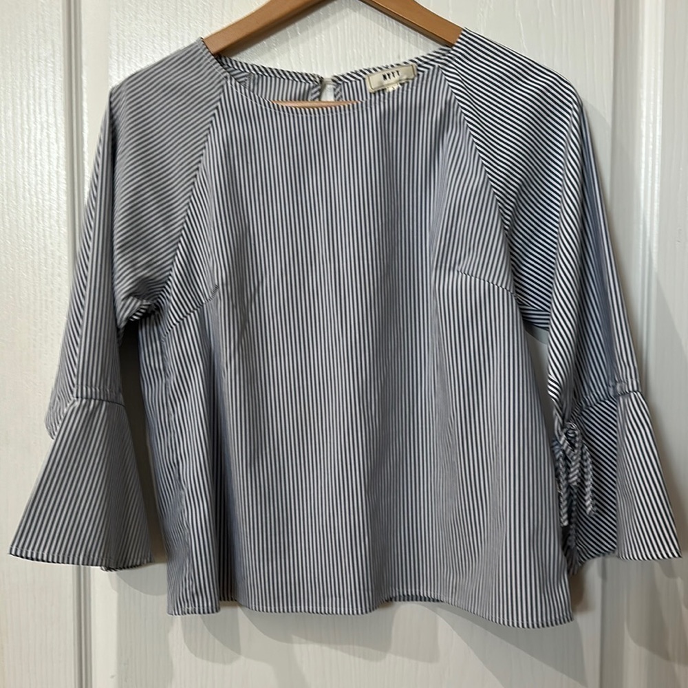 NYTT Sz S blue and white pinstripe tied bell sleeve top